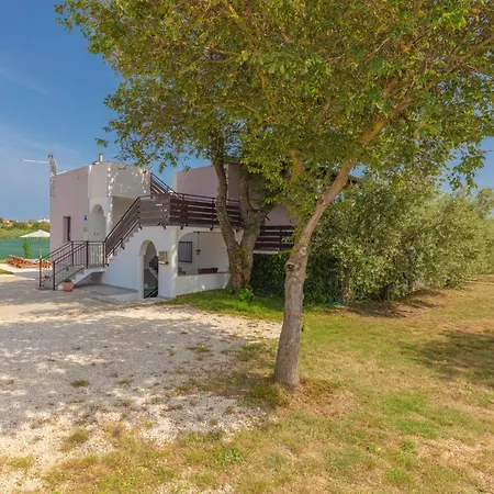 Semesterbostad House Fontanele